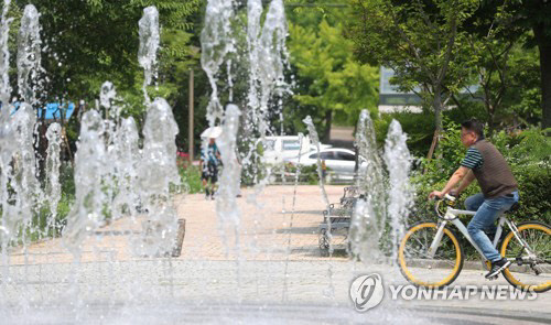 자전거와 분수[연합뉴스 자료사진]